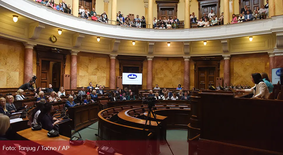 Ко је гурао резолуцију о Сребреници у Скупштину Србије