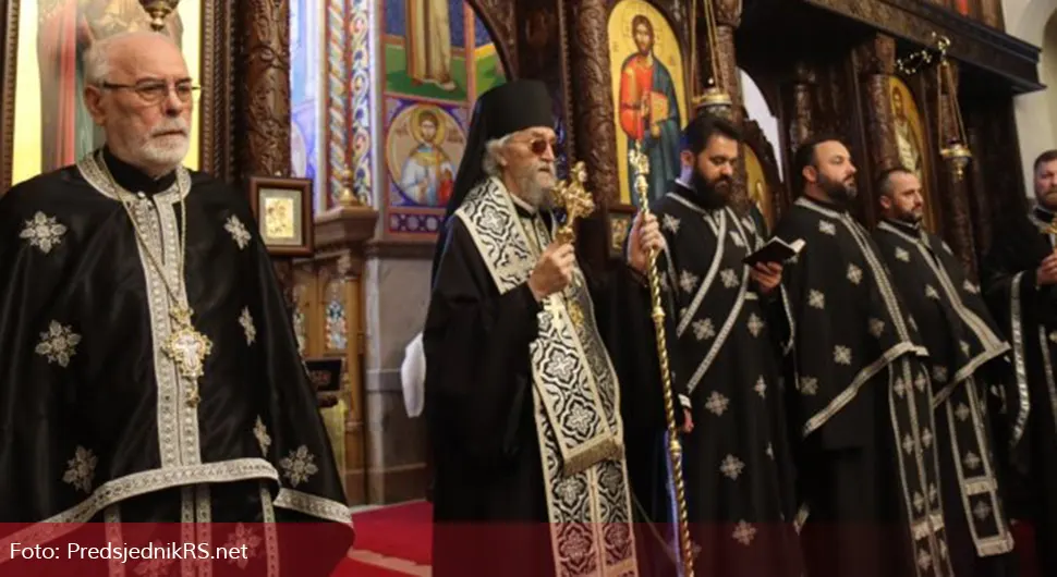 Владика Јефрем служио вечерње богослужење у Саборном храму Христа Спаситеља