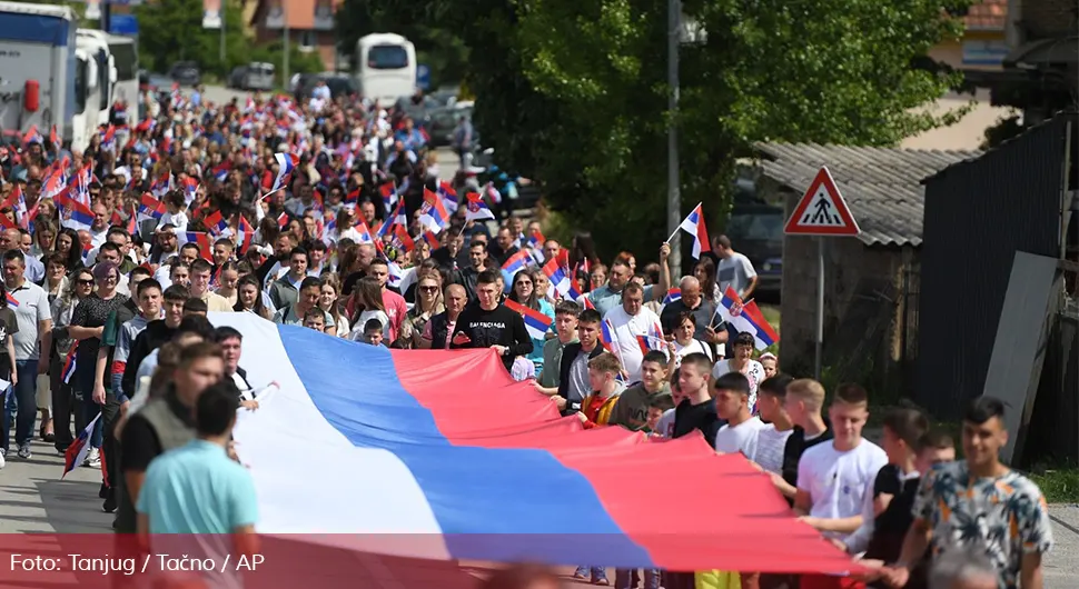 Срби у Лепосавићу прослављају Светог Василија, развили српску заставу