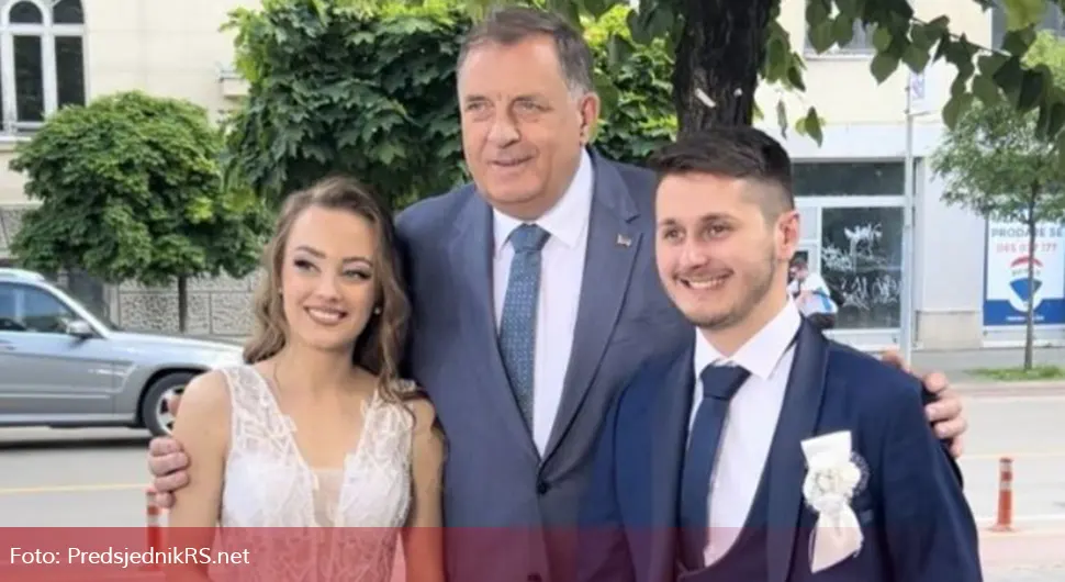 Додик се фотографисао и честитао младенцима