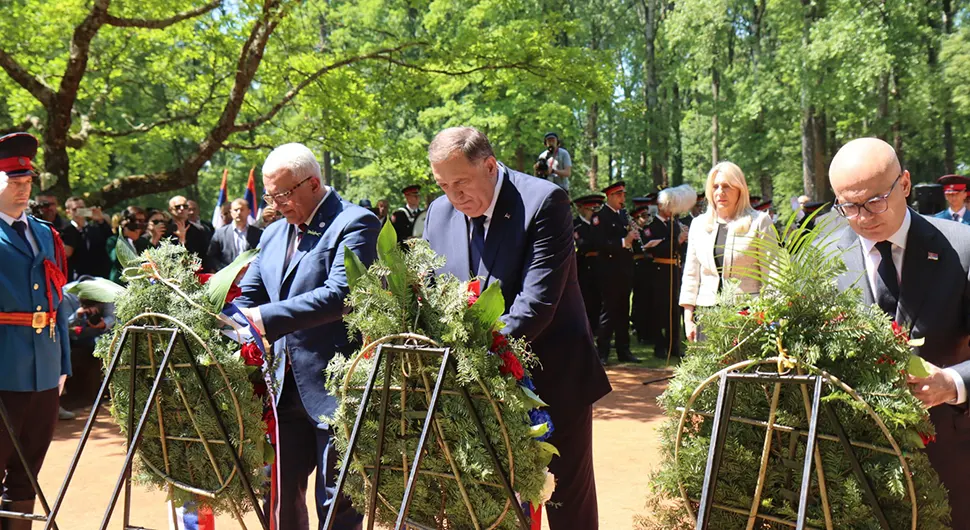 Положени вијенци на Гробном пољу Тополе