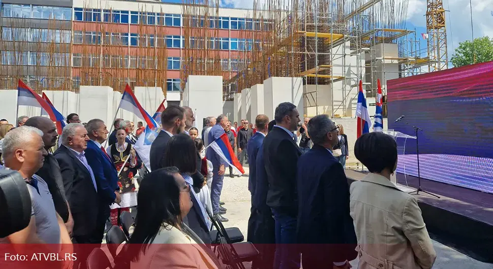 Званичници Српске, представници града и борачких организација у обиласку централног споменика