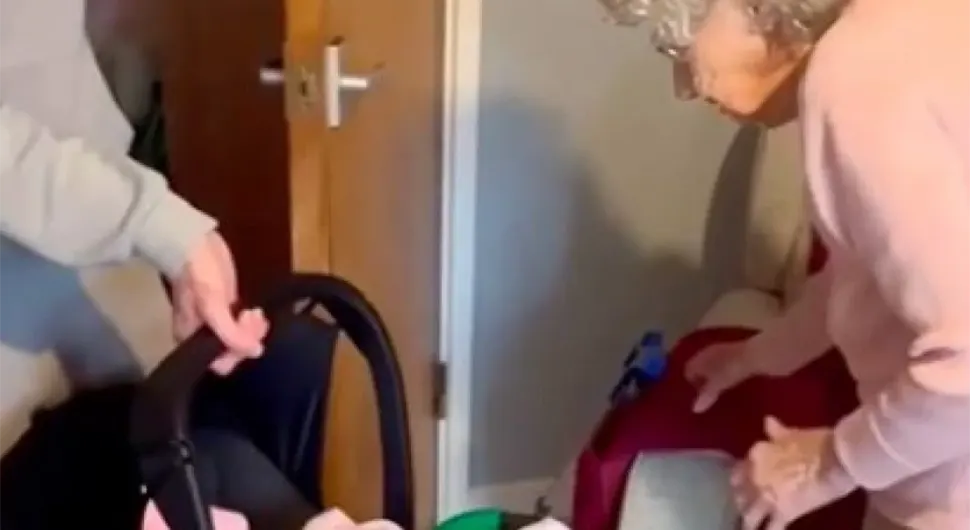 Бака (96) по први пут узела у наручје своје праунуче: Овај дирљив тренутак разњежио је милионе