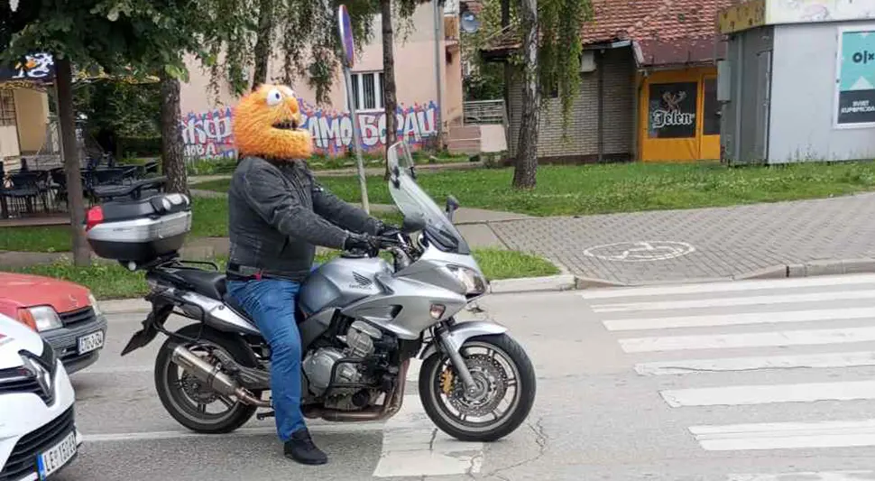 Бајкер и његова кацига привукли пажњу Бањалучанима