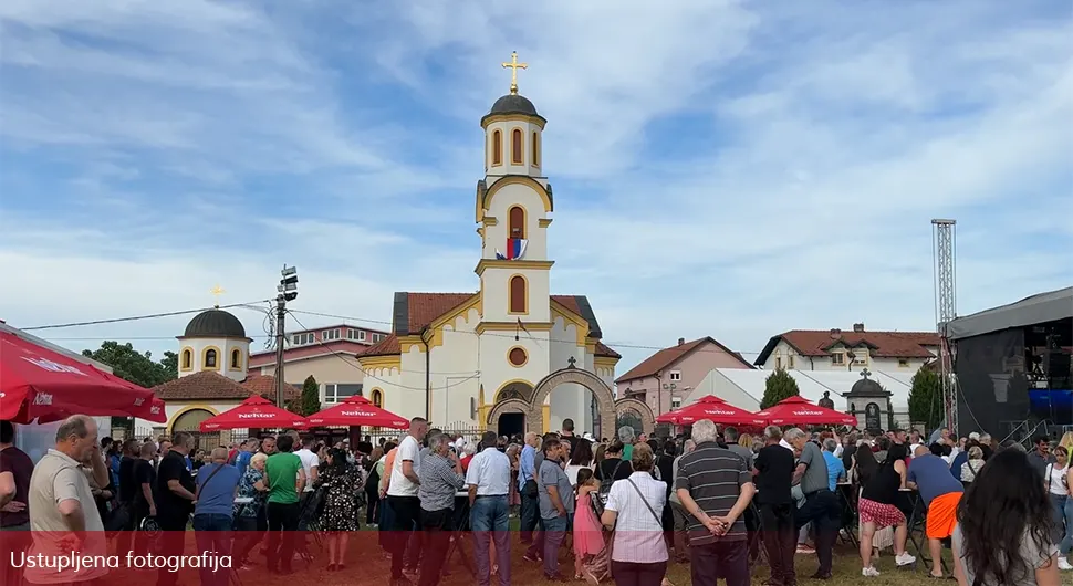 Велики број људи на концерту "Неће бити границе на Дрини" у Бусијама
