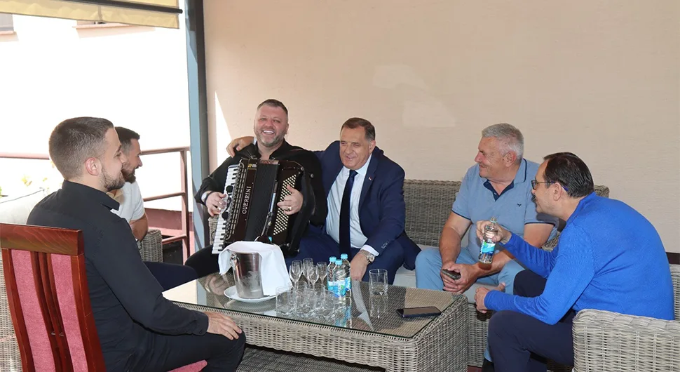 Предсједник Српске прославља крсну славу: Запјевао уз хармонику