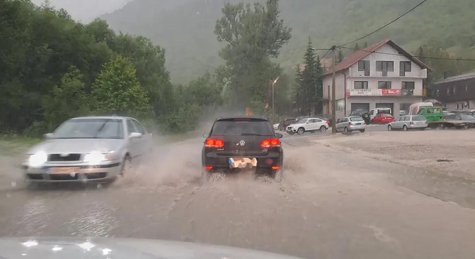 Невријеме направило хаос у дијеловима БиХ, падао и лед