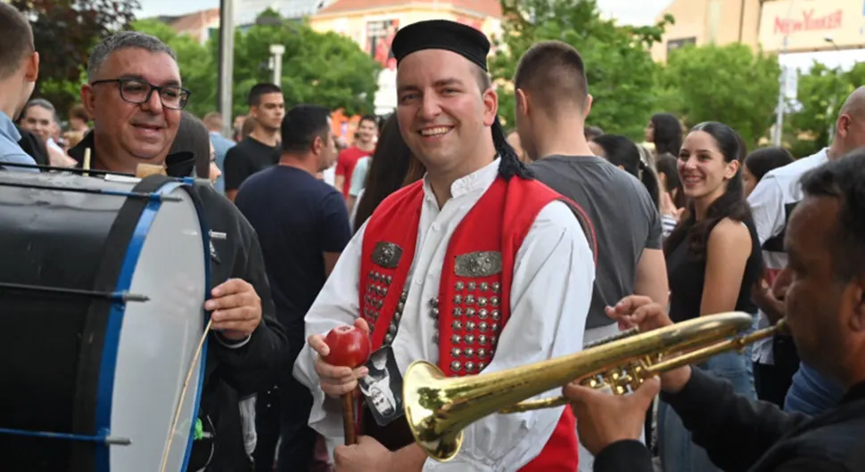 И вечерас насмијана лица матураната на улицама највећег града Српске