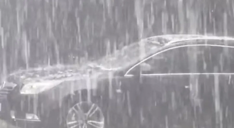 Наишло јако невријеме, апокалиптични призори