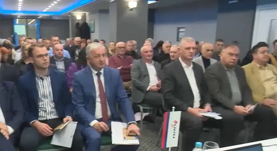 Опозицији очигледно важнији договори с неким другим него са странкама из Српске