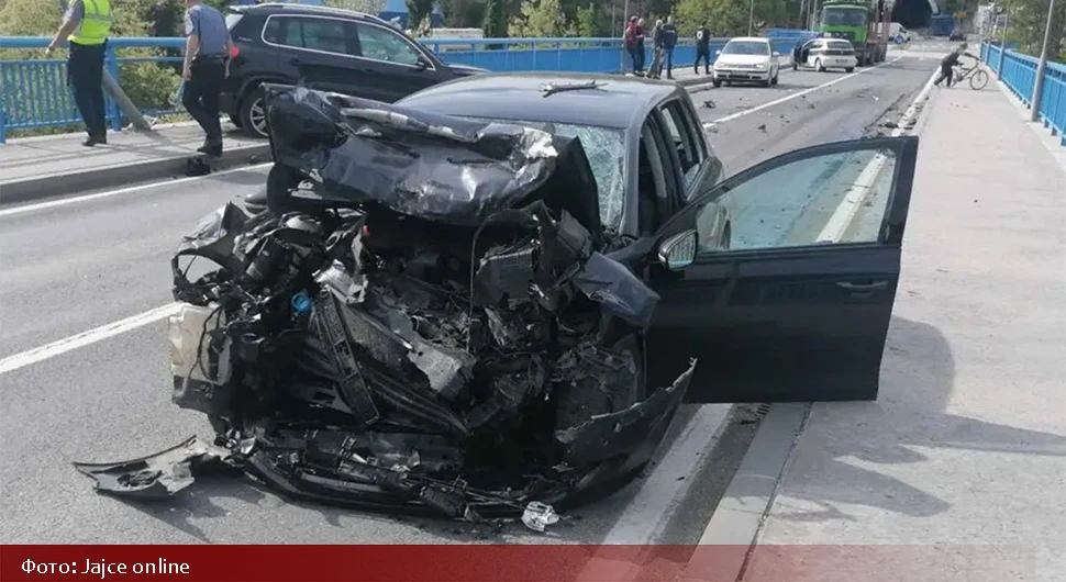Ушао у голфа у којем је била жена, она искочила, он се забио у други ауто