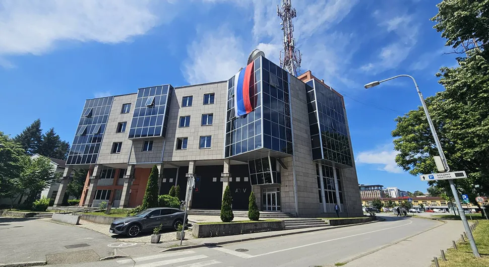 Тробојка на згради АТВ-а