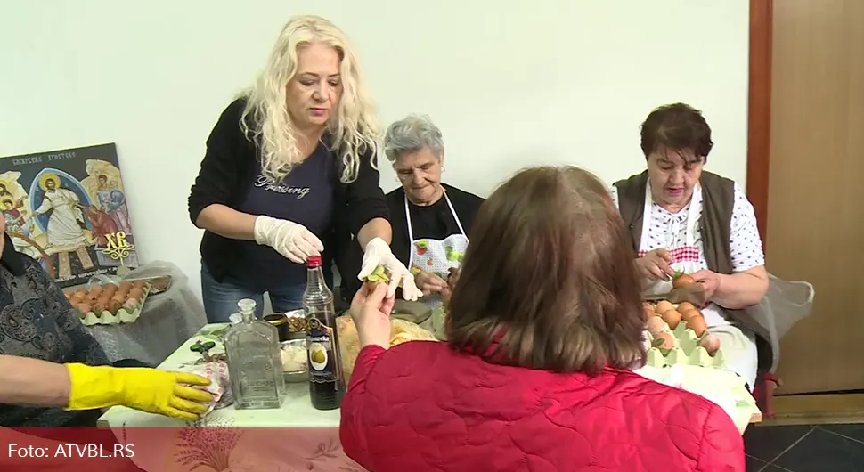 Чланице Кола српских сестара офарбана јаја и прехрамбене производе дијеле суграђанима