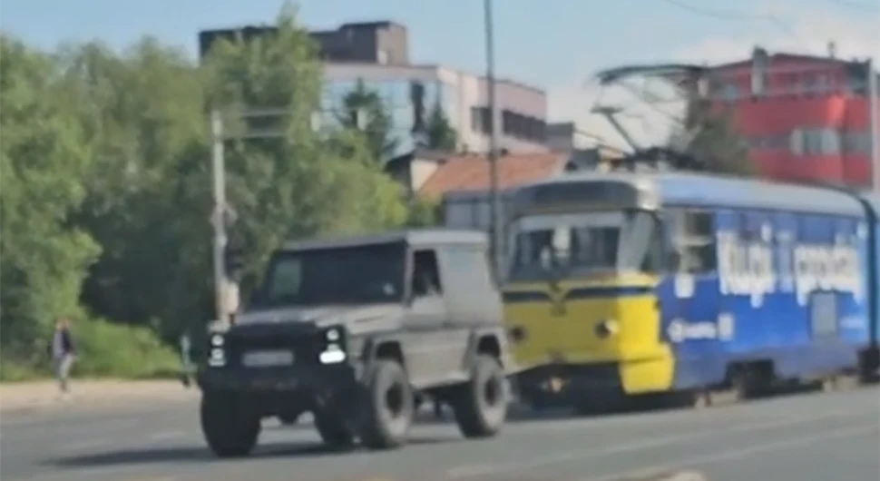 Само у БиХ: Мерцедесом шлепао трамвај!