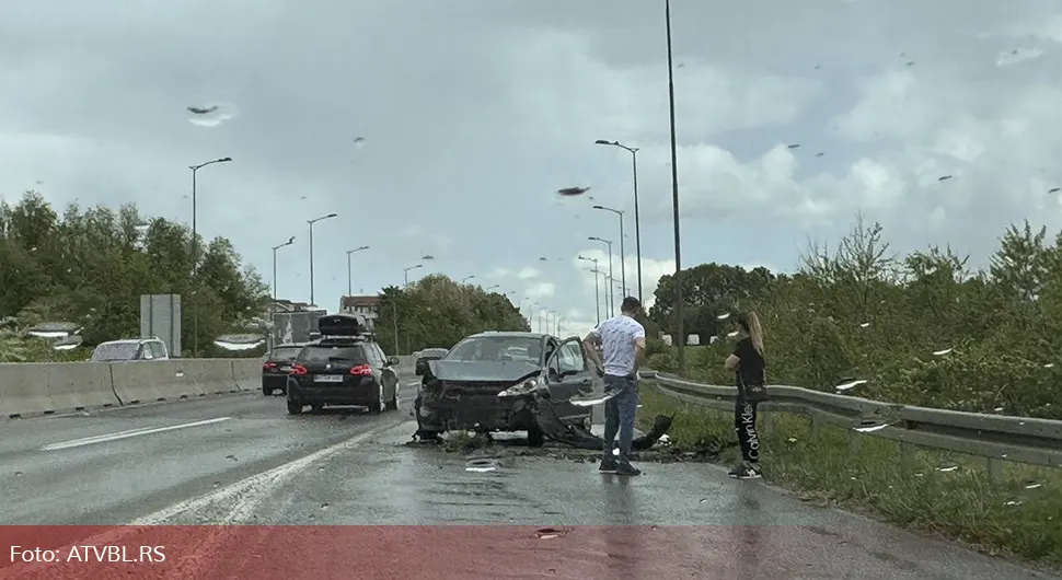 Саобраћајна незгода на ''Приједорској петљи'', ударио у заштитну ограду
