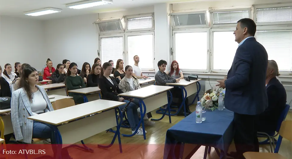 Стажирање и посао за 50 најбољих матураната Медицинске школе