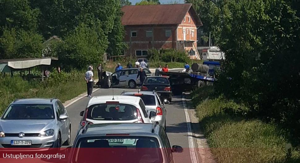 Тежак удес код Прњавора: Возач повријеђен у судару два камиона и аута