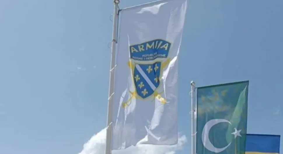 Нова провокација: Ратна застава тзв. Армије БиХ испред Меморијалног центра "Крагљивода"