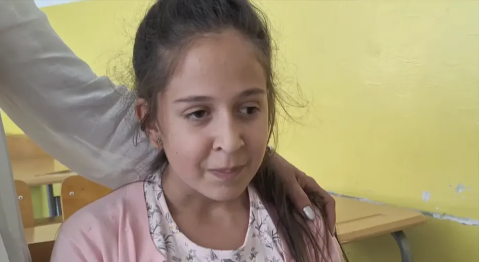 Дјевојчица (13) остала слијепа са само 4 године, а данас пише пјесме и ниже петице