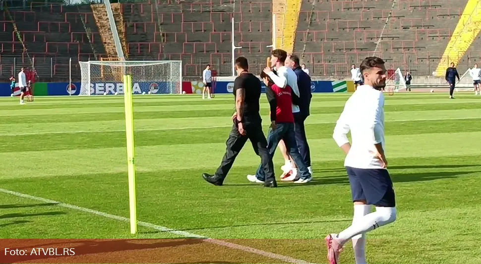 Навијач утрчао на терен да се фотографише са Влаховићем, а о оном што је урадио српски нападач сви причају