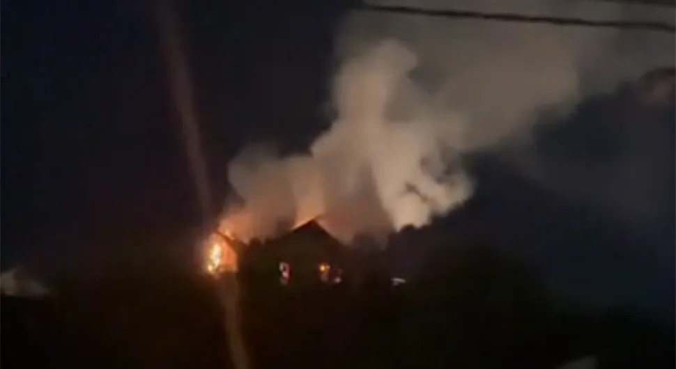 Детаљи пожара у сарајевском насељу: На терену ватрогасци, полиција и хитна помоћ