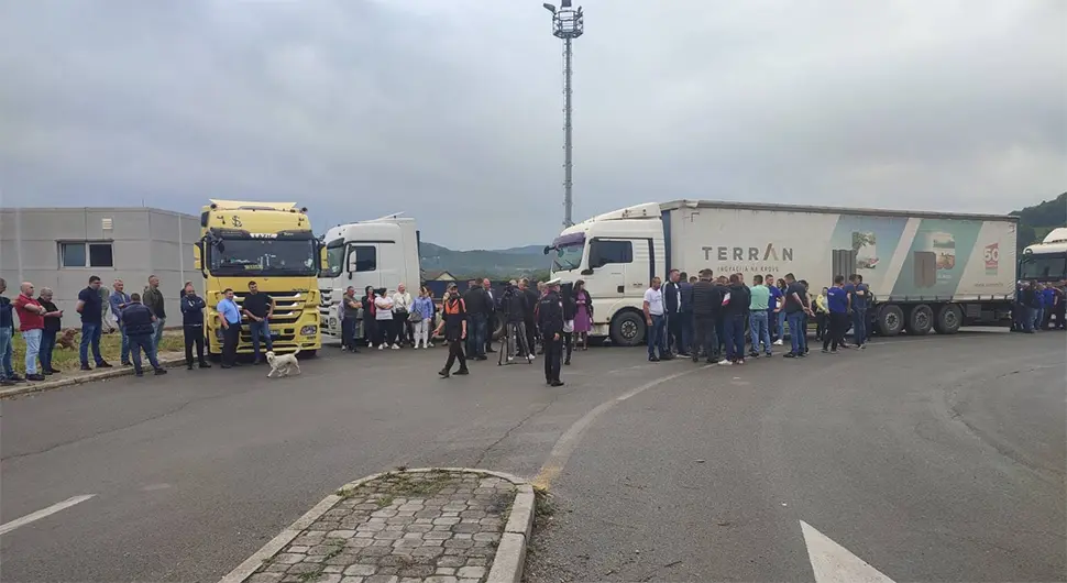 Протест аутопревозника и шпедитера у Каракају