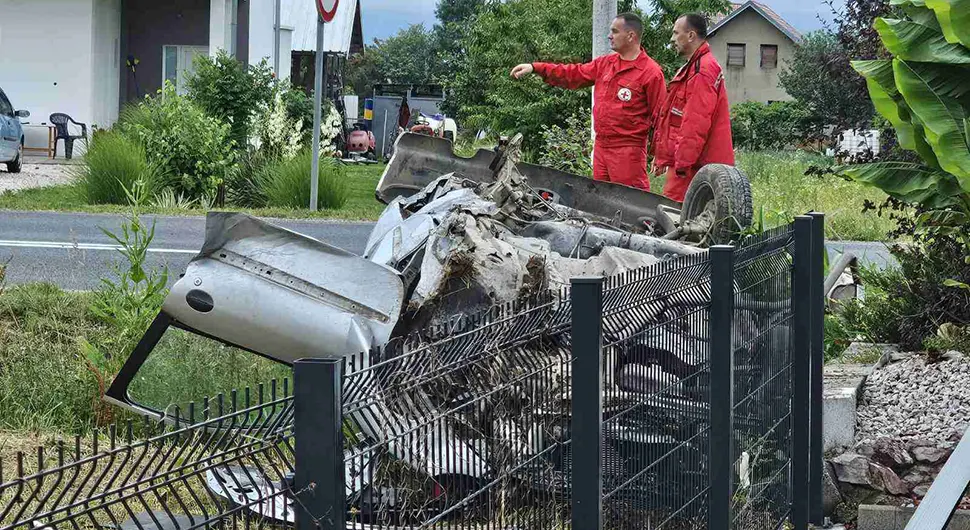 Прве фотографије са мјеста стравичне несреће у којој је погинула једна особа