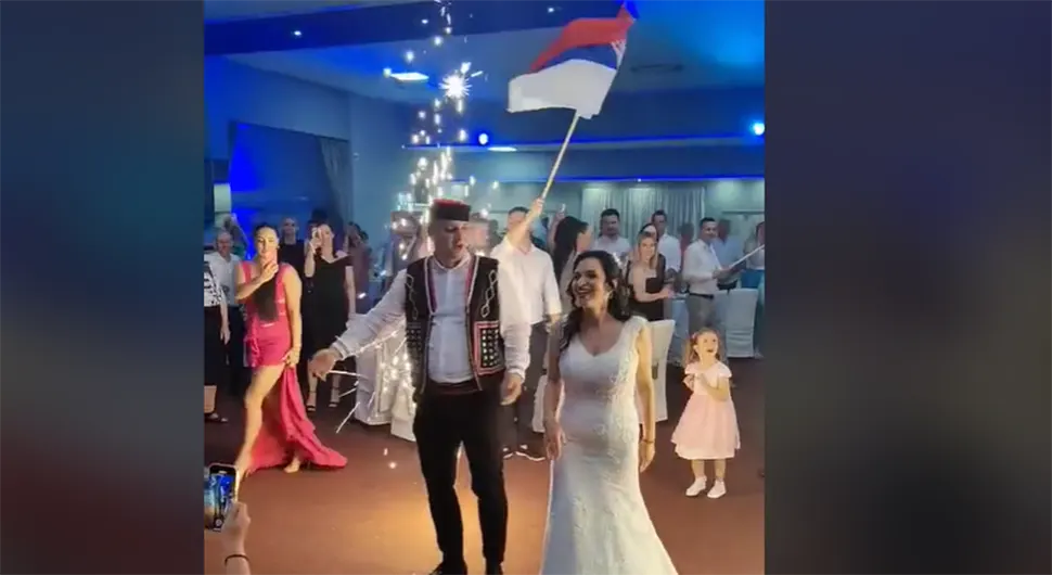Српске заставе, крајишка музика - Младенци из Бањалуке одушевили уласком у салу