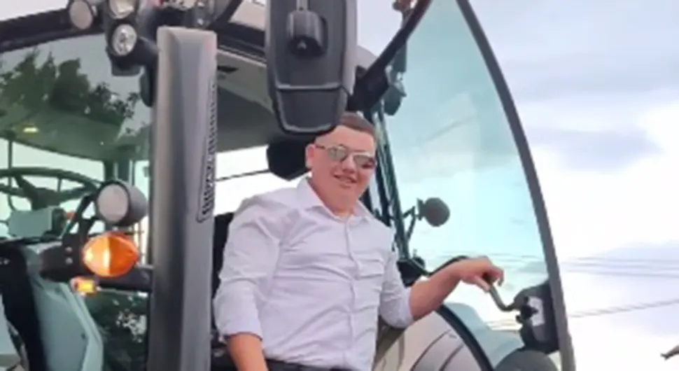Тракторима дошли на матуру