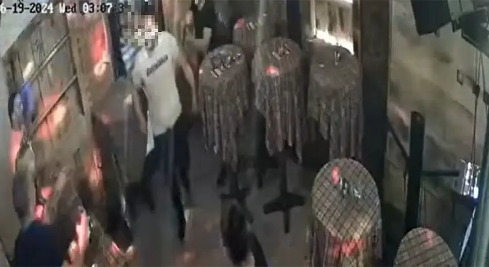 Упали у кафић са пиштољем, па брутално тукли младића пред гостима: Објављен снимак туче