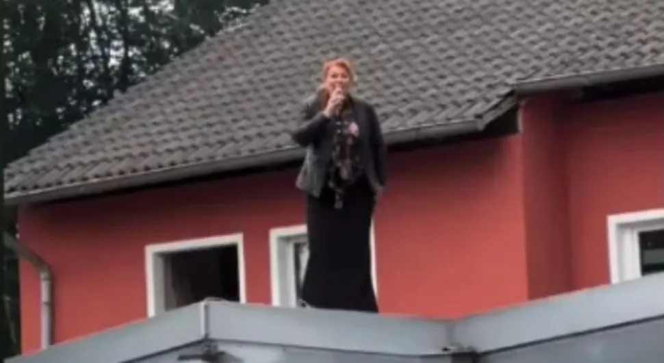 Ћана одржала концерт на крову куће и публику бацила у транс