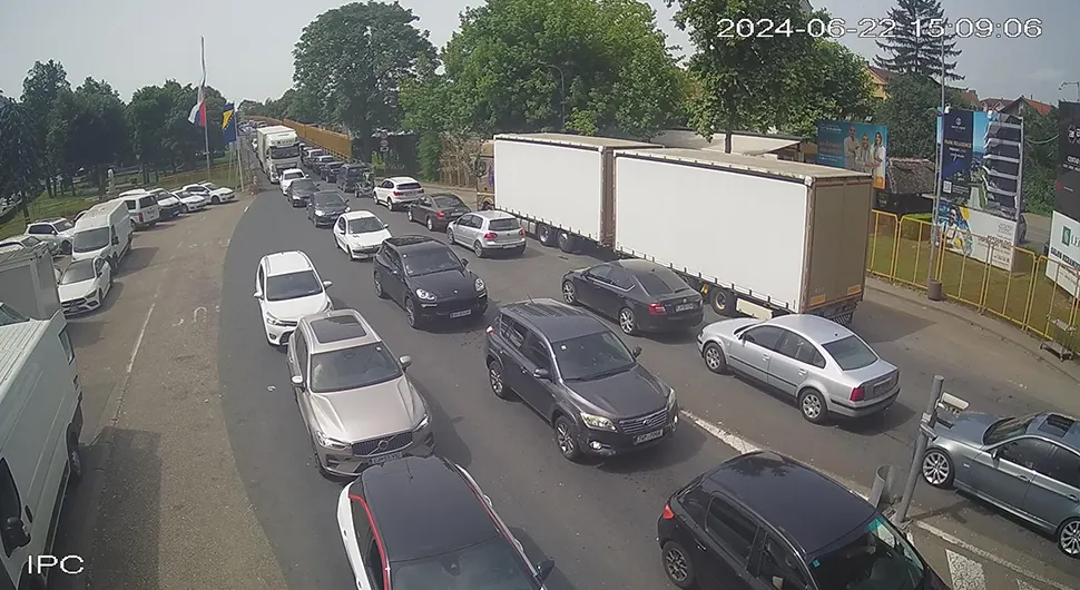 Појачана фреквенција возила на граници са Хрватском