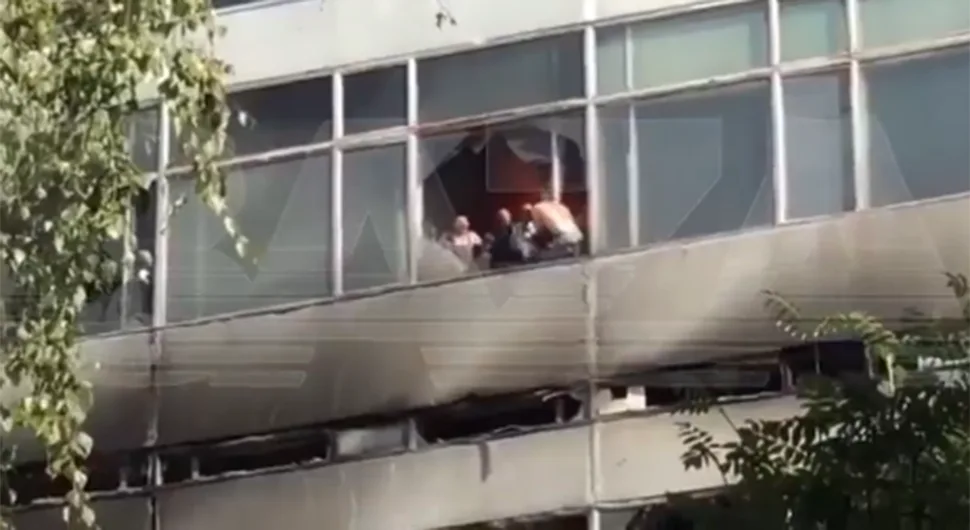 УЗНЕМИРУЈУЋЕ Стравични снимци пожара код Москве: Људи скакали кроз прозор