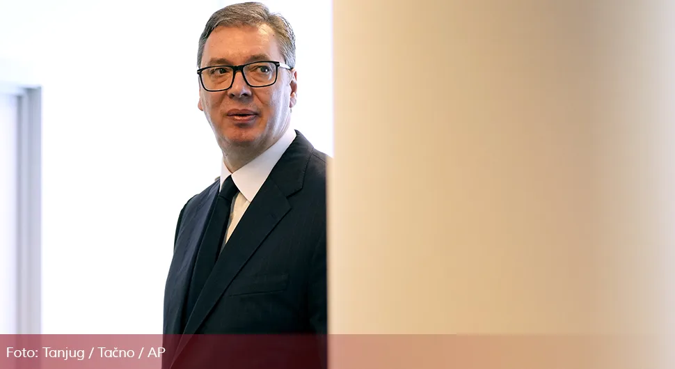 Вучић: Примијећено подизање албанских бајрактара из Ђаковице