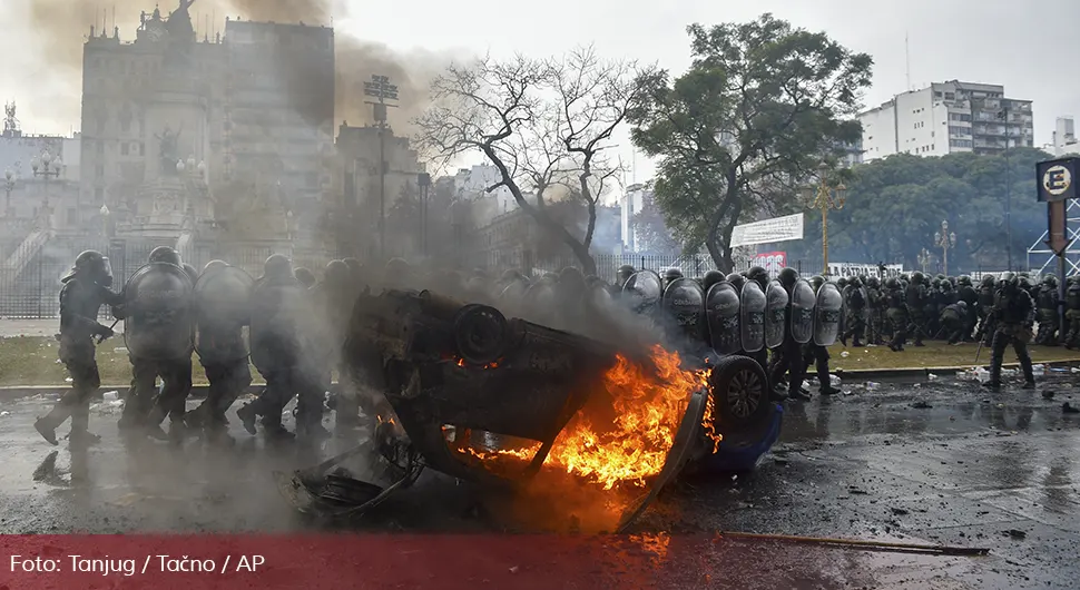 Хаос на улицама Буенос Ајреса: Хиљаде људи на протесту, сукоб са полицијом