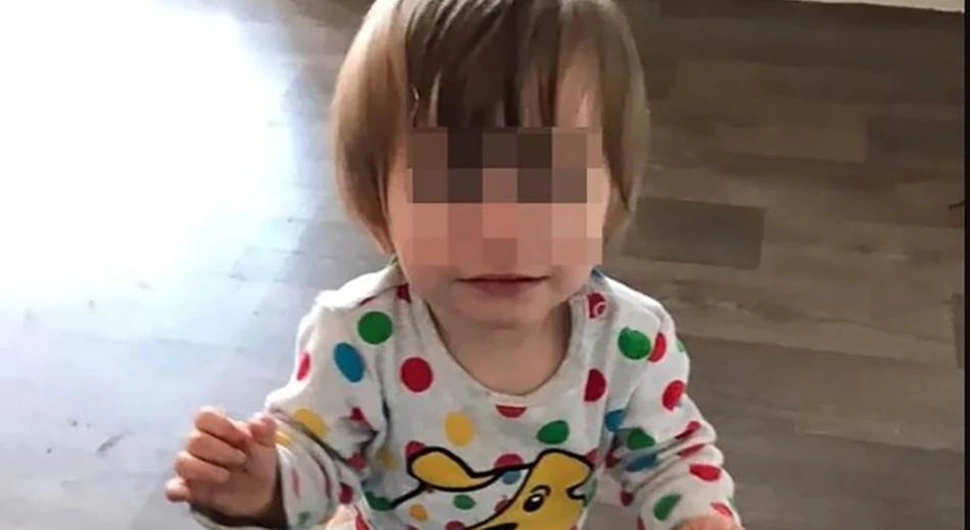 Дјечак пронађен склупчан поред мртвог оца: Умро од дехидрације