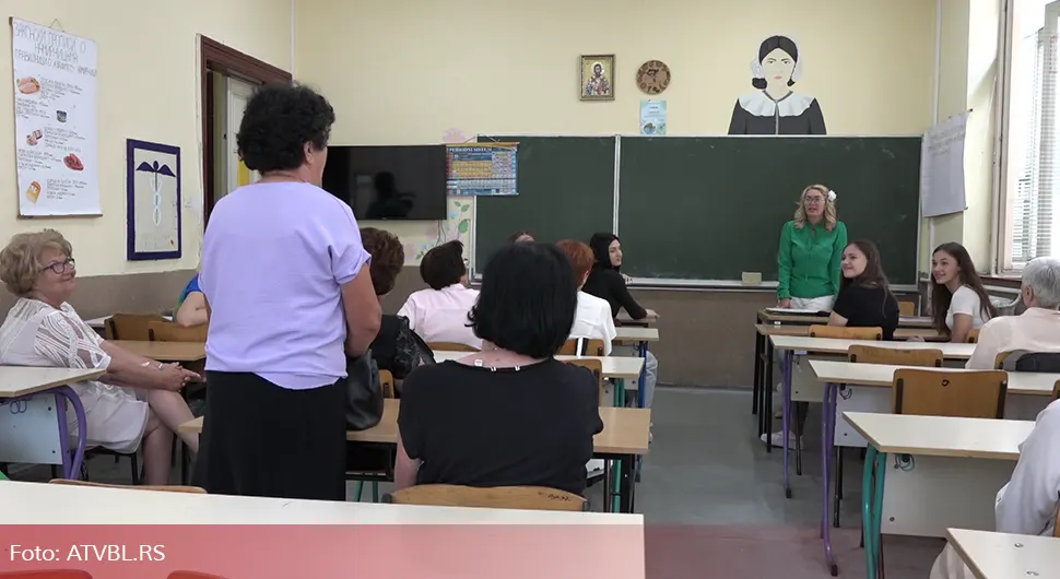 Прва генерација бабица прославила 50 година матуре