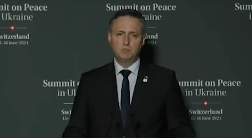 ''Денис сања, ако икада израсте у политичара, да постане лидер као Додик''