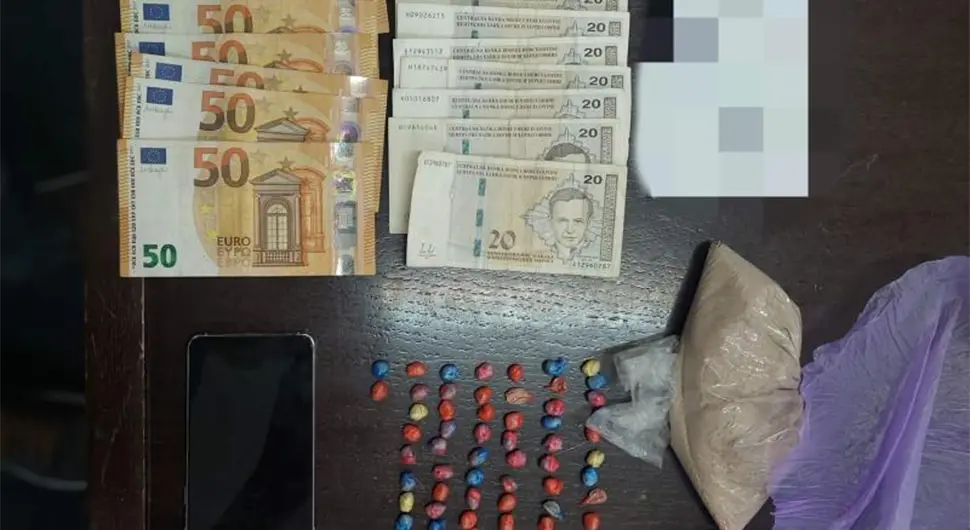 У претресима пронађени хероин, кокаин и новац, ухапшена једна особа