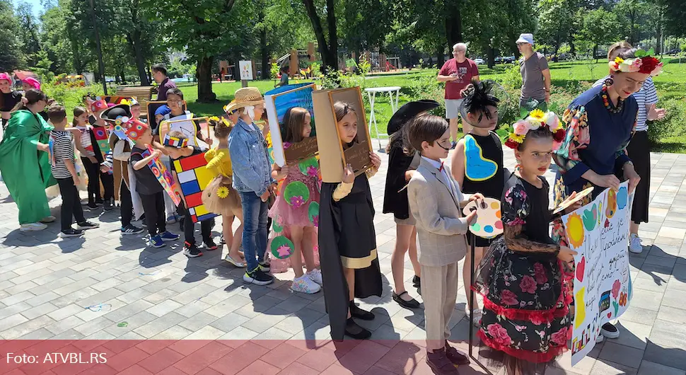 Шарени костими и осмјеси најмлађих украсили Бањалуку