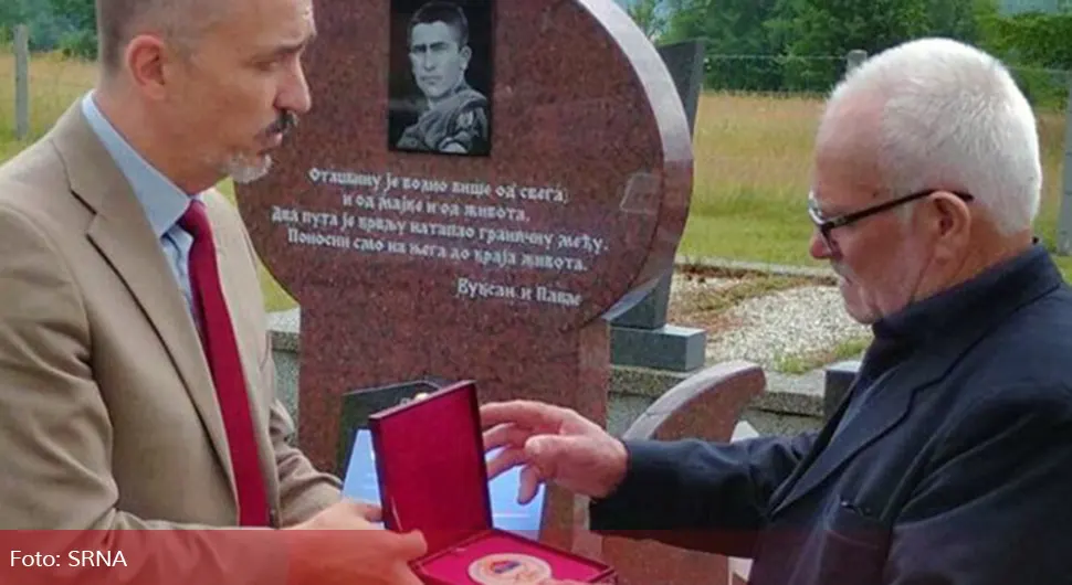 Оцу хероја са Кошара уручен амблем Српске као симбол захвалности