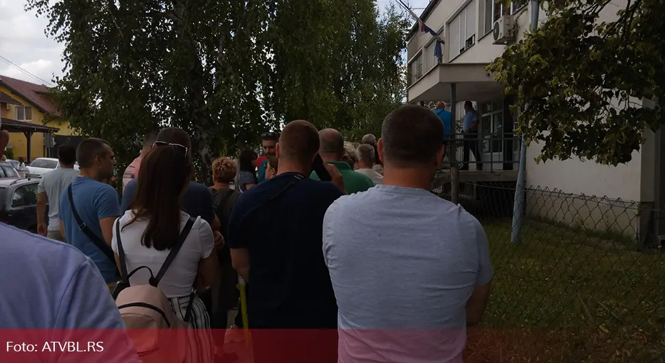 Гужве испред Полицијске станице Лазарево - Грађани пријављују штету