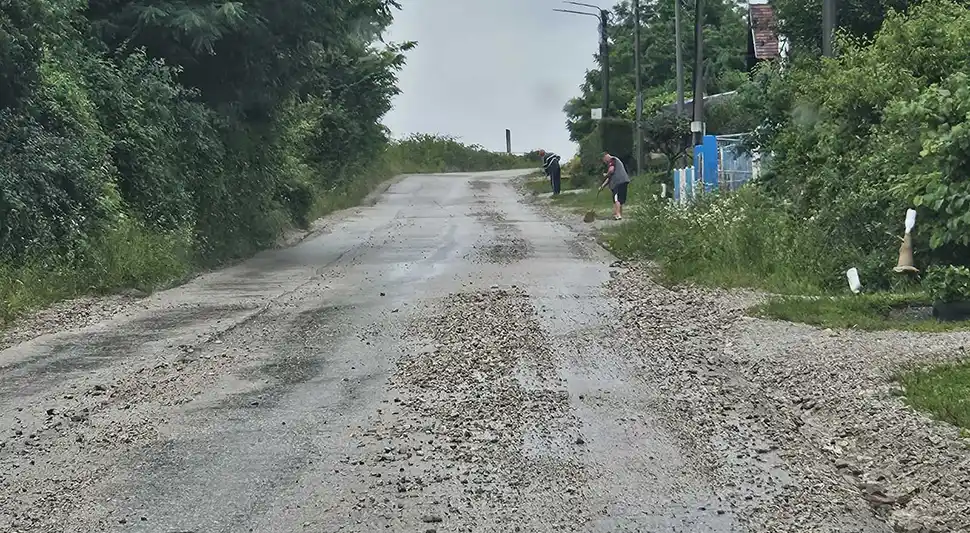 Након снажног невремена грађани чисте шљунак са улица