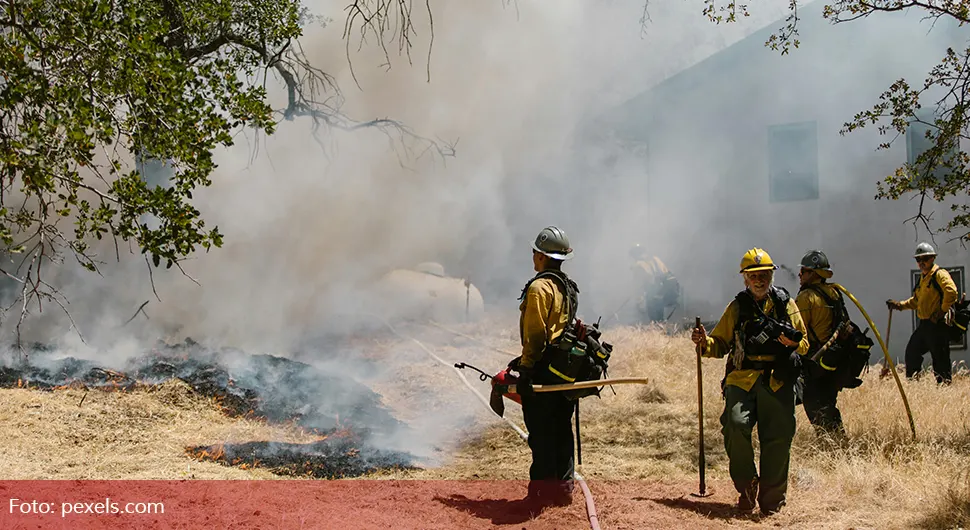 Од удара грома избио пожар, ватра се шири