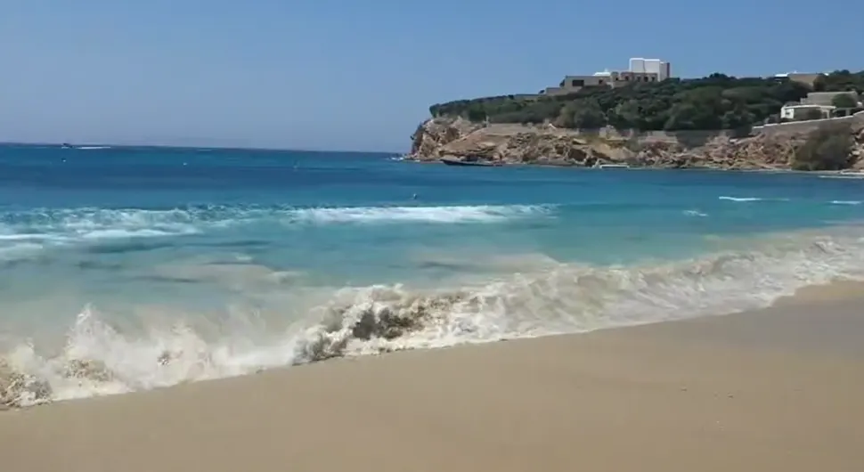 Крузер изазвао огроман талас: Ствари разбацане по плажи, једна жена повријеђена