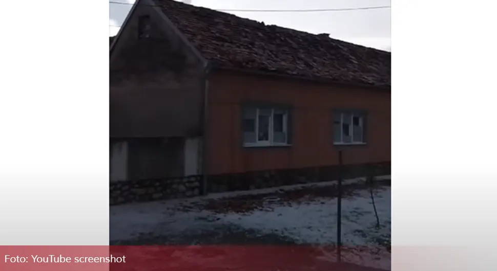 Људи са сузама у очима гледају куће које је уништило невријеме