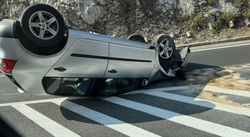 Тешка несрећа код Неума, аутомобил завршио на крову