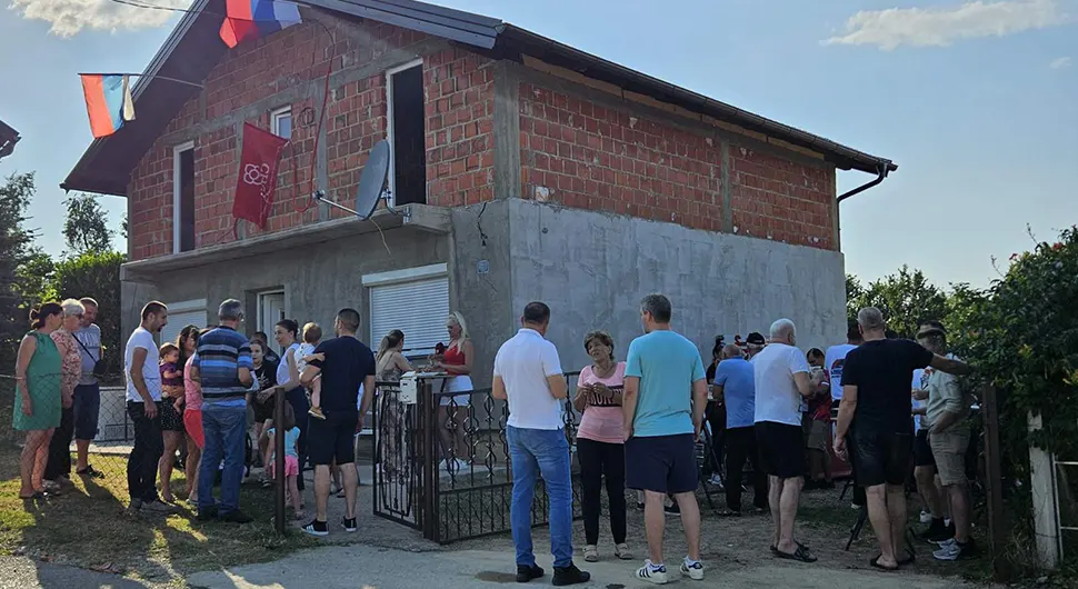 Активисти СНСД-а помогли да се покрије кућа Драгиње Вујичић