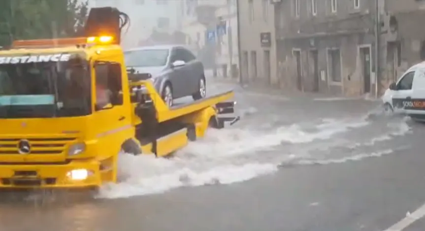 Невријеме направило хаос, улице потпуно поплављене