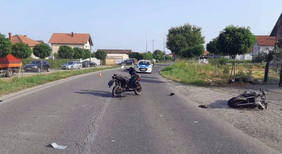 Сударили се мотоцикл и мопед код Бијељине, возачи превезени у болницу